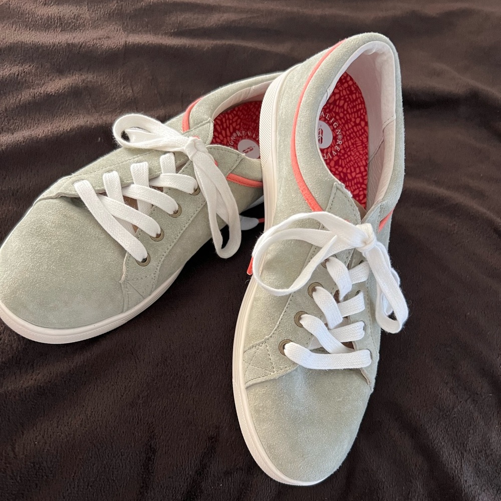 REVITALIGN SUEDE TENNIS SHOES 8.5 $22